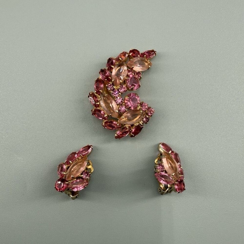 Vintage Unsigned Leaf Shades Of Pink Rhinestone Brooch & Clip Earrings Set Gold